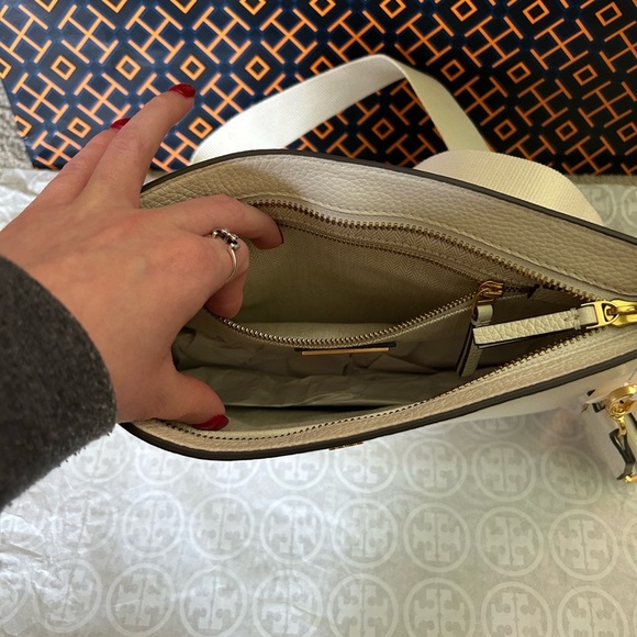 Tory Burch Blake Swingpack Crossbody Bag New Ivory Gold White - Picture 8 of 11